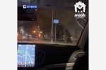 В ЛНР женщина с голой грудью бросалась на машины и попала на видео