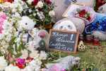Россиянина оштрафовали за поджег стихийного мемориала пострадавшим при теракте в «Крокусе»