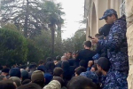 Участники протеста в Абхазии вошли в парламент для переговоров