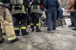 Пожарная машина провалилась рядом с горящей российской больницей и попала на видео