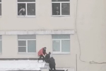 Выпрыгивающих из окон охваченной пожаром российской больницы людей сняли на видео