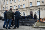 Оппозиция в Абхазии обвинила президента в раздаче 500 единиц наградного оружия