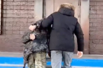 Сосед рассказал на видео детали о брошенной без сознания девушке в сарае со свиньями