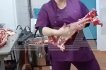 В России сотрудницы столовой станцевали с мясом на рабочем месте и попали на видео