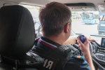 Пьяный российский полицейский угнал машину, врезался в сугроб и угрожал коллегам