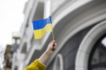 В Бельгии у офиса правнучки Чкалова появился украинский флаг