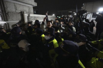 Протестующие предприняли попытку прорваться к зданию парламента Южной Кореи