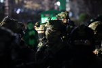 Сотни солдат вошли в парламент Южной Кореи из-за военного положения
