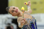 Российская гимнастка показала фигуру в купальнике со спины