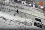 Ребенок из российского города провалился под лед по пути в школу и попал на видео