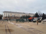 В Калуге на Театральной площади начали монтаж новогодней ёлки