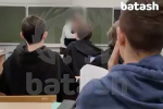 Российский учитель схватил ребенка за шею, вытолкал из класса и попал на видео