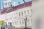 Рабочие уронили с крыши рулон утеплителя на школьницу и попали на видео