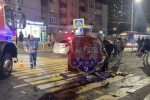 В России микроавтобус после ДТП влетел в остановку с людьми