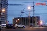 Башенный кран с рабочим рухнул в столице российского региона и попал на видео