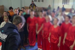 Российский губернатор приехал на встречу с жителями региона в куртке с надписью «командир»