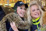 Собчак пришла на день рождения подруги в платке и бейсболке с нецензурной надписью