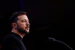 Зеленский записал обращение на фоне подсвеченного в цвета флага США монумента