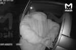 Появились кадры задержания напавшего в костюме Деда Мороза на предпринимателя мужчины