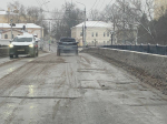 Асфальт на Каменном мосту в Калуге покрылся ямами