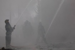 Взрыв и мощный пожар на промзоне в российском регионе сняли на видео