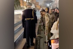 Бойца СВО на костылях заметили около Кремлевской стены в Москве и сняли на видео