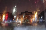 Чуть не упавшая на мужчину глыба льда в Санкт-Петербурге попала на видео