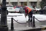 Петербургский коммунальщик решил необычным способом избавиться от льда на дороге