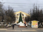 В Калуге на Театральной площади начали разбирать новогоднюю ёлку