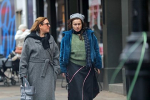 Внешность известной 58-летней актрисы на фото с прогулки вызвала споры в сети