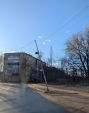 Покосившийся столб в Калуге создавал угрозу автомобилям и пешеходам