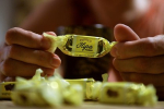 Депутаты заинтересовались продажей украинских конфет на маркетплейсах