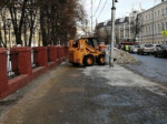 В Калуге продолжают убирать песок и грязь с улиц города