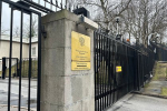 Попытавшийся протаранить ворота посольства России в Швеции оказался украинцем
