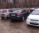 В Калуге мусоровозы не могут подъехать к бакам из-за припаркованных авто