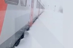 В России пригородный поезд застрял из-за снежного заноса и попал на видео