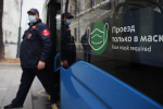 Следователи показали видео с избиением россиянином контролера в автобусе