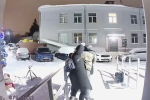 Россиянка впечатала лицом в дверь любовницу мужа, разбила ей нос и попала на видео