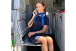 Стюардесса сделала фото в униформе на борту самолета и взбудоражила иностранцев