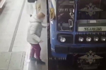 18-летняя россиянка зацепилась за кабину машиниста в метро и попала на видео