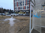 В Обнинске отремонтировали остановку и поменяли крышку люка после обращений в интернете