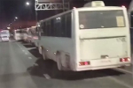 Десятки автобусов с зашторенными окнами сняли у российского завода после сигнала тревоги