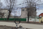 Троллейбусные провода держатся \