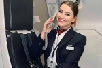Стюардесса сделала фото в мини-юбке на борту самолета и взбудоражила иностранцев