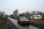 Российские солдаты пробились к раненым бойцам по заминированной дороге в Курской области