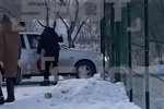 Пытавшийся протаранить на машине ворота детского сада россиянин попал на видео