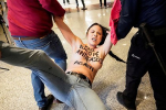 Полуголая девушка прервала митинг с участием Орбана и Ле Пен