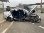 В Калуге легковушка влетела в отбойник из-за тягача