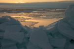 Появились кадры с дрейфующей в море льдины с 300 российскими рыбаками