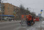 В Калуге продолжают бороться с гололедицей на дорогах